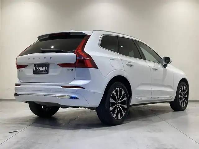 ボルボ ボルボ ＸＣ６０ アルティメット B5 AWD 熊本県 2022(令4)年 3.7万km クリスタルホワイトP ・スマートキー/・プッシュスタート/・パノラマサンルーフ /・Pilot Assist/・レーンキーピングアシスト/・ロードサインインフォメーション/・前車発進通知/・衝突回避/・パークアシスト/・クロストラフィックアラート/・ブラインドスポットモニター/・オートハイビーム/・クルーズコントロール(追従式)/・茶革シート/・前席パワーシート/・前席エアシート /・全席シートヒーター /・ハンドルヒーター /・純正メモリナビ/　【Bluetooth・USB・AppleCarPlay・AndroidAuto】/・harman/kardonサウンドシステム/・全方位カメラ/・ETC/・ワイヤレス充電/・ドライブレコーダー(前後録画)/・パワーバックドア/・LEDヘッドランプ/・LEDフォグランプ/・純正マット/・保証書/取説