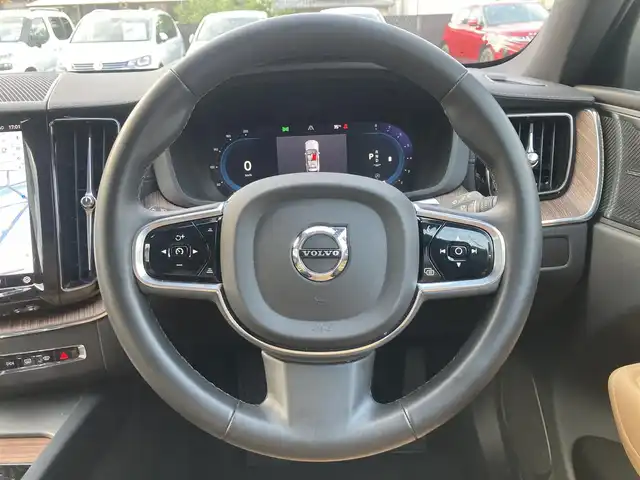 ボルボ ボルボ ＸＣ６０ アルティメット B5 AWD 熊本県 2022(令4)年 3.7万km クリスタルホワイトP ・スマートキー/・プッシュスタート/・パノラマサンルーフ /・Pilot Assist/・レーンキーピングアシスト/・ロードサインインフォメーション/・前車発進通知/・衝突回避/・パークアシスト/・クロストラフィックアラート/・ブラインドスポットモニター/・オートハイビーム/・クルーズコントロール(追従式)/・茶革シート/・前席パワーシート/・前席エアシート /・全席シートヒーター /・ハンドルヒーター /・純正メモリナビ/　【Bluetooth・USB・AppleCarPlay・AndroidAuto】/・harman/kardonサウンドシステム/・全方位カメラ/・ETC/・ワイヤレス充電/・ドライブレコーダー(前後録画)/・パワーバックドア/・LEDヘッドランプ/・LEDフォグランプ/・純正マット/・保証書/取説