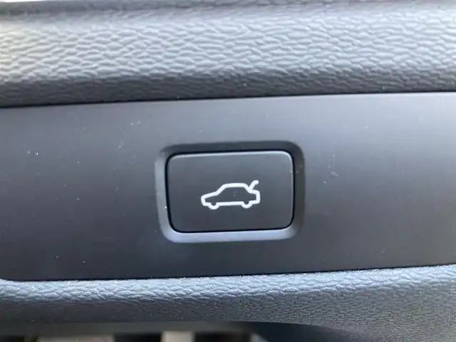ボルボ ボルボ ＸＣ６０ アルティメット B5 AWD 熊本県 2022(令4)年 3.7万km クリスタルホワイトP ・スマートキー/・プッシュスタート/・パノラマサンルーフ /・Pilot Assist/・レーンキーピングアシスト/・ロードサインインフォメーション/・前車発進通知/・衝突回避/・パークアシスト/・クロストラフィックアラート/・ブラインドスポットモニター/・オートハイビーム/・クルーズコントロール(追従式)/・茶革シート/・前席パワーシート/・前席エアシート /・全席シートヒーター /・ハンドルヒーター /・純正メモリナビ/　【Bluetooth・USB・AppleCarPlay・AndroidAuto】/・harman/kardonサウンドシステム/・全方位カメラ/・ETC/・ワイヤレス充電/・ドライブレコーダー(前後録画)/・パワーバックドア/・LEDヘッドランプ/・LEDフォグランプ/・純正マット/・保証書/取説