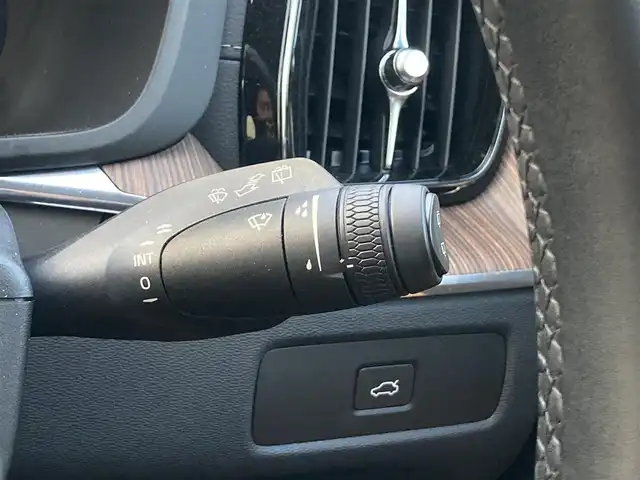 ボルボ ボルボ ＸＣ６０ アルティメット B5 AWD 熊本県 2022(令4)年 3.7万km クリスタルホワイトP ・スマートキー/・プッシュスタート/・パノラマサンルーフ /・Pilot Assist/・レーンキーピングアシスト/・ロードサインインフォメーション/・前車発進通知/・衝突回避/・パークアシスト/・クロストラフィックアラート/・ブラインドスポットモニター/・オートハイビーム/・クルーズコントロール(追従式)/・茶革シート/・前席パワーシート/・前席エアシート /・全席シートヒーター /・ハンドルヒーター /・純正メモリナビ/　【Bluetooth・USB・AppleCarPlay・AndroidAuto】/・harman/kardonサウンドシステム/・全方位カメラ/・ETC/・ワイヤレス充電/・ドライブレコーダー(前後録画)/・パワーバックドア/・LEDヘッドランプ/・LEDフォグランプ/・純正マット/・保証書/取説