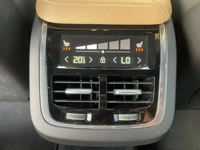 ボルボ ボルボ ＸＣ６０ アルティメット B5 AWD 熊本県 2022(令4)年 3.7万km クリスタルホワイトP ・スマートキー/・プッシュスタート/・パノラマサンルーフ /・Pilot Assist/・レーンキーピングアシスト/・ロードサインインフォメーション/・前車発進通知/・衝突回避/・パークアシスト/・クロストラフィックアラート/・ブラインドスポットモニター/・オートハイビーム/・クルーズコントロール(追従式)/・茶革シート/・前席パワーシート/・前席エアシート /・全席シートヒーター /・ハンドルヒーター /・純正メモリナビ/　【Bluetooth・USB・AppleCarPlay・AndroidAuto】/・harman/kardonサウンドシステム/・全方位カメラ/・ETC/・ワイヤレス充電/・ドライブレコーダー(前後録画)/・パワーバックドア/・LEDヘッドランプ/・LEDフォグランプ/・純正マット/・保証書/取説