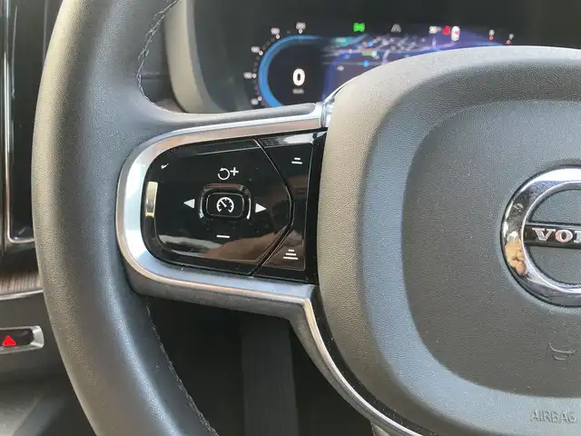 ボルボ ボルボ ＸＣ６０ アルティメット B5 AWD 熊本県 2022(令4)年 3.7万km クリスタルホワイトP ・スマートキー/・プッシュスタート/・パノラマサンルーフ /・Pilot Assist/・レーンキーピングアシスト/・ロードサインインフォメーション/・前車発進通知/・衝突回避/・パークアシスト/・クロストラフィックアラート/・ブラインドスポットモニター/・オートハイビーム/・クルーズコントロール(追従式)/・茶革シート/・前席パワーシート/・前席エアシート /・全席シートヒーター /・ハンドルヒーター /・純正メモリナビ/　【Bluetooth・USB・AppleCarPlay・AndroidAuto】/・harman/kardonサウンドシステム/・全方位カメラ/・ETC/・ワイヤレス充電/・ドライブレコーダー(前後録画)/・パワーバックドア/・LEDヘッドランプ/・LEDフォグランプ/・純正マット/・保証書/取説
