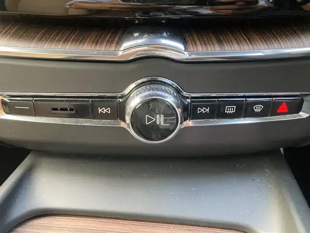ボルボ ボルボ ＸＣ６０ アルティメット B5 AWD 熊本県 2022(令4)年 3.7万km クリスタルホワイトP ・スマートキー/・プッシュスタート/・パノラマサンルーフ /・Pilot Assist/・レーンキーピングアシスト/・ロードサインインフォメーション/・前車発進通知/・衝突回避/・パークアシスト/・クロストラフィックアラート/・ブラインドスポットモニター/・オートハイビーム/・クルーズコントロール(追従式)/・茶革シート/・前席パワーシート/・前席エアシート /・全席シートヒーター /・ハンドルヒーター /・純正メモリナビ/　【Bluetooth・USB・AppleCarPlay・AndroidAuto】/・harman/kardonサウンドシステム/・全方位カメラ/・ETC/・ワイヤレス充電/・ドライブレコーダー(前後録画)/・パワーバックドア/・LEDヘッドランプ/・LEDフォグランプ/・純正マット/・保証書/取説