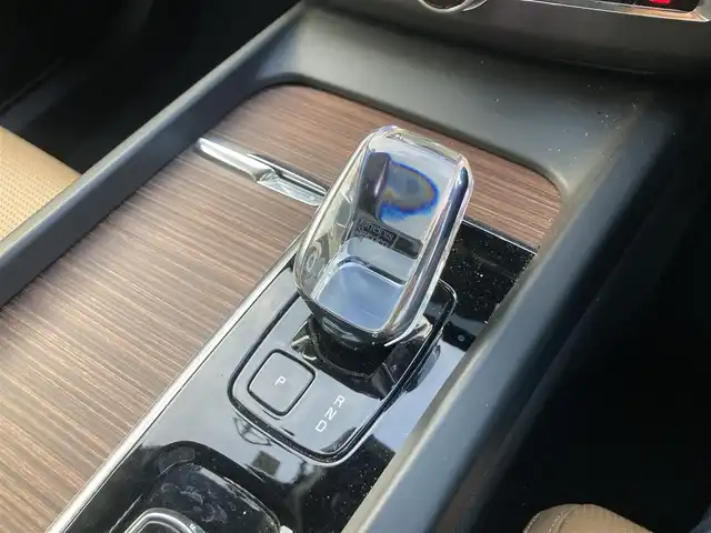 ボルボ ボルボ ＸＣ６０ アルティメット B5 AWD 熊本県 2022(令4)年 3.7万km クリスタルホワイトP ・スマートキー/・プッシュスタート/・パノラマサンルーフ /・Pilot Assist/・レーンキーピングアシスト/・ロードサインインフォメーション/・前車発進通知/・衝突回避/・パークアシスト/・クロストラフィックアラート/・ブラインドスポットモニター/・オートハイビーム/・クルーズコントロール(追従式)/・茶革シート/・前席パワーシート/・前席エアシート /・全席シートヒーター /・ハンドルヒーター /・純正メモリナビ/　【Bluetooth・USB・AppleCarPlay・AndroidAuto】/・harman/kardonサウンドシステム/・全方位カメラ/・ETC/・ワイヤレス充電/・ドライブレコーダー(前後録画)/・パワーバックドア/・LEDヘッドランプ/・LEDフォグランプ/・純正マット/・保証書/取説