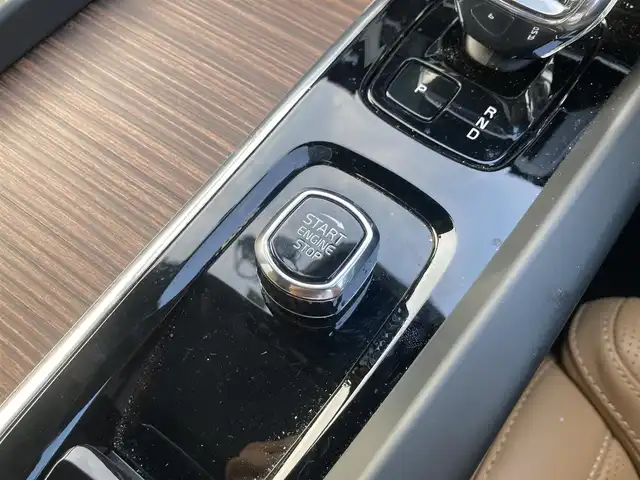 ボルボ ボルボ ＸＣ６０ アルティメット B5 AWD 熊本県 2022(令4)年 3.7万km クリスタルホワイトP ・スマートキー/・プッシュスタート/・パノラマサンルーフ /・Pilot Assist/・レーンキーピングアシスト/・ロードサインインフォメーション/・前車発進通知/・衝突回避/・パークアシスト/・クロストラフィックアラート/・ブラインドスポットモニター/・オートハイビーム/・クルーズコントロール(追従式)/・茶革シート/・前席パワーシート/・前席エアシート /・全席シートヒーター /・ハンドルヒーター /・純正メモリナビ/　【Bluetooth・USB・AppleCarPlay・AndroidAuto】/・harman/kardonサウンドシステム/・全方位カメラ/・ETC/・ワイヤレス充電/・ドライブレコーダー(前後録画)/・パワーバックドア/・LEDヘッドランプ/・LEDフォグランプ/・純正マット/・保証書/取説