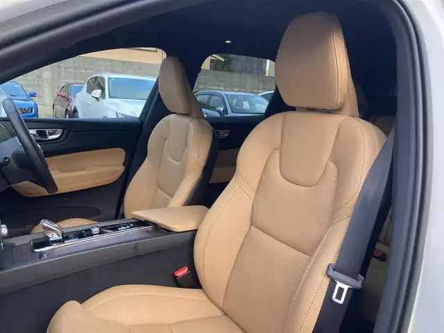 ボルボ ボルボ ＸＣ６０ アルティメット B5 AWD 熊本県 2022(令4)年 3.7万km クリスタルホワイトP ・スマートキー/・プッシュスタート/・パノラマサンルーフ /・Pilot Assist/・レーンキーピングアシスト/・ロードサインインフォメーション/・前車発進通知/・衝突回避/・パークアシスト/・クロストラフィックアラート/・ブラインドスポットモニター/・オートハイビーム/・クルーズコントロール(追従式)/・茶革シート/・前席パワーシート/・前席エアシート /・全席シートヒーター /・ハンドルヒーター /・純正メモリナビ/　【Bluetooth・USB・AppleCarPlay・AndroidAuto】/・harman/kardonサウンドシステム/・全方位カメラ/・ETC/・ワイヤレス充電/・ドライブレコーダー(前後録画)/・パワーバックドア/・LEDヘッドランプ/・LEDフォグランプ/・純正マット/・保証書/取説