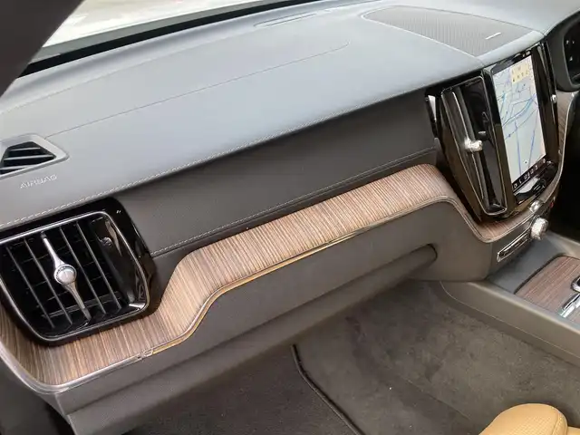 ボルボ ボルボ ＸＣ６０ アルティメット B5 AWD 熊本県 2022(令4)年 3.7万km クリスタルホワイトP ・スマートキー/・プッシュスタート/・パノラマサンルーフ /・Pilot Assist/・レーンキーピングアシスト/・ロードサインインフォメーション/・前車発進通知/・衝突回避/・パークアシスト/・クロストラフィックアラート/・ブラインドスポットモニター/・オートハイビーム/・クルーズコントロール(追従式)/・茶革シート/・前席パワーシート/・前席エアシート /・全席シートヒーター /・ハンドルヒーター /・純正メモリナビ/　【Bluetooth・USB・AppleCarPlay・AndroidAuto】/・harman/kardonサウンドシステム/・全方位カメラ/・ETC/・ワイヤレス充電/・ドライブレコーダー(前後録画)/・パワーバックドア/・LEDヘッドランプ/・LEDフォグランプ/・純正マット/・保証書/取説