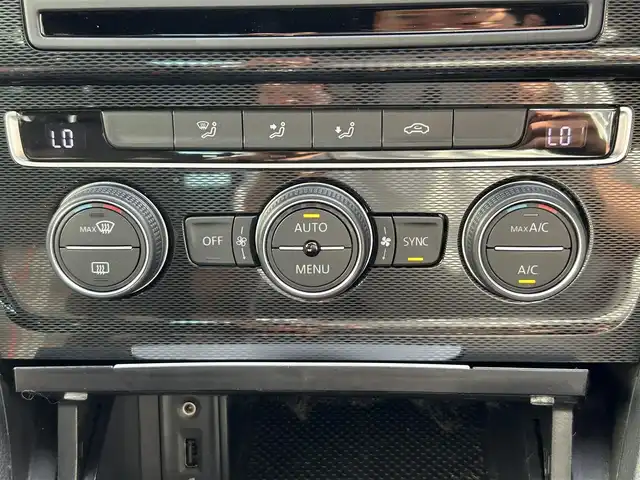 フォルクスワーゲン ゴルフ ＧＴＩ パフォーマンス 福岡県 2014(平26)年 9.4万km ピュアホワイト 純正ナビ(フルセグ/CD/DVD/BT)ETCアイドリングストップ純正LEDヘッドライト純正18インチAW純正フロアマット横滑り防止装置スペアキー取扱説明書保証書