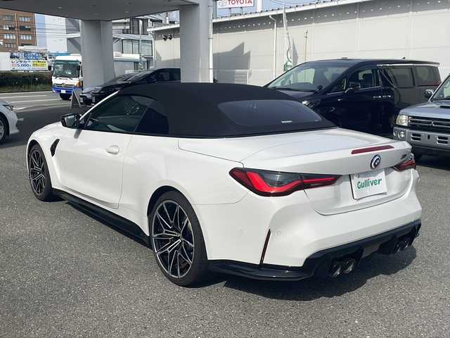 ＢＭＷ ＢＭＷ Ｍ４ カブリオレ コンペティション M xDrive 福岡県 2023(令5)年 1.6万km アルピンホワイトⅢ 禁煙車/新車ワンオーナー/純正10.25インチワイドナビディスプレイ/純正OPツートーンエクステンドメリノ革シート/純正OP5本ツインスポークアルミ/純正OPパーキングアシストプラス/harmankardonサウンドシステム/ドライビングアシストプロフェッショナル/　・高速渋滞ハンズオフアシスト・トラフィックサインアシスト/　・アクティブクルーズコントロール/　・ステアリング/レーンコントロールアシスト/　・レーンディパーチャーウォーニング　・レーンキーピングアシスト/　・クロストラフィックウォーニング・前車接近警告機能/　・後車衝突警告機能・衝突回避被害軽減ブレーキ/　・アクティブサイドコリジョン・エマージェンシーストップアシスト/Mコンパウンドブレーキシステム赤ブレーキキャリパー/フルセグTV走行中視聴可/Bluetooth/ストレージコンパートメントパッケージ/　・12V電源ソケット・USBタイプCソケット/　・シートバック収納・収納ネット・荷物固定用フック/デジタルメータディスプレイ/ヘッドアップディスプレイ/メモリーパワーシート/シートヒーター/保証書/取説/カードキー/スマートキー×２
