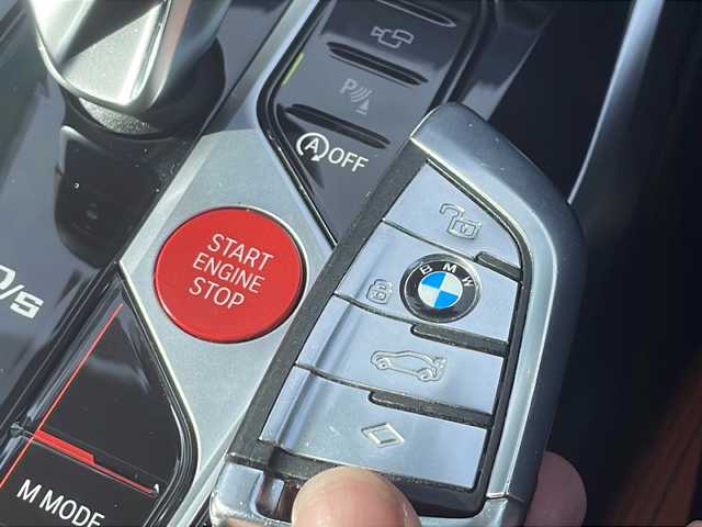 ＢＭＷ ＢＭＷ Ｍ４ カブリオレ コンペティション M xDrive 福岡県 2023(令5)年 1.6万km アルピンホワイトⅢ 禁煙車/新車ワンオーナー/純正10.25インチワイドナビディスプレイ/純正OPツートーンエクステンドメリノ革シート/純正OP5本ツインスポークアルミ/純正OPパーキングアシストプラス/harmankardonサウンドシステム/ドライビングアシストプロフェッショナル/　・高速渋滞ハンズオフアシスト・トラフィックサインアシスト/　・アクティブクルーズコントロール/　・ステアリング/レーンコントロールアシスト/　・レーンディパーチャーウォーニング　・レーンキーピングアシスト/　・クロストラフィックウォーニング・前車接近警告機能/　・後車衝突警告機能・衝突回避被害軽減ブレーキ/　・アクティブサイドコリジョン・エマージェンシーストップアシスト/Mコンパウンドブレーキシステム赤ブレーキキャリパー/フルセグTV走行中視聴可/Bluetooth/ストレージコンパートメントパッケージ/　・12V電源ソケット・USBタイプCソケット/　・シートバック収納・収納ネット・荷物固定用フック/デジタルメータディスプレイ/ヘッドアップディスプレイ/メモリーパワーシート/シートヒーター/保証書/取説/カードキー/スマートキー×２