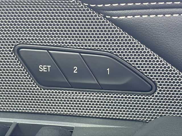 ＢＭＷ ＢＭＷ Ｍ４ カブリオレ コンペティション M xDrive 福岡県 2023(令5)年 1.6万km アルピンホワイトⅢ 禁煙車/新車ワンオーナー/純正10.25インチワイドナビディスプレイ/純正OPツートーンエクステンドメリノ革シート/純正OP5本ツインスポークアルミ/純正OPパーキングアシストプラス/harmankardonサウンドシステム/ドライビングアシストプロフェッショナル/　・高速渋滞ハンズオフアシスト・トラフィックサインアシスト/　・アクティブクルーズコントロール/　・ステアリング/レーンコントロールアシスト/　・レーンディパーチャーウォーニング　・レーンキーピングアシスト/　・クロストラフィックウォーニング・前車接近警告機能/　・後車衝突警告機能・衝突回避被害軽減ブレーキ/　・アクティブサイドコリジョン・エマージェンシーストップアシスト/Mコンパウンドブレーキシステム赤ブレーキキャリパー/フルセグTV走行中視聴可/Bluetooth/ストレージコンパートメントパッケージ/　・12V電源ソケット・USBタイプCソケット/　・シートバック収納・収納ネット・荷物固定用フック/デジタルメータディスプレイ/ヘッドアップディスプレイ/メモリーパワーシート/シートヒーター/保証書/取説/カードキー/スマートキー×２