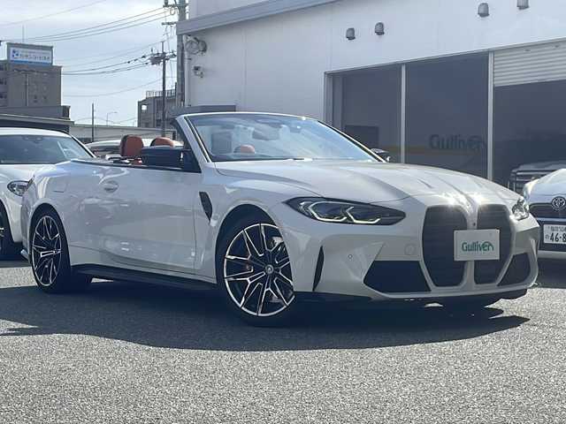 ＢＭＷ ＢＭＷ Ｍ４ カブリオレ コンペティション M xDrive 福岡県 2023(令5)年 1.6万km アルピンホワイトⅢ 禁煙車/新車ワンオーナー/純正10.25インチワイドナビディスプレイ/純正OPツートーンエクステンドメリノ革シート/純正OP5本ツインスポークアルミ/純正OPパーキングアシストプラス/harmankardonサウンドシステム/ドライビングアシストプロフェッショナル/　・高速渋滞ハンズオフアシスト・トラフィックサインアシスト/　・アクティブクルーズコントロール/　・ステアリング/レーンコントロールアシスト/　・レーンディパーチャーウォーニング　・レーンキーピングアシスト/　・クロストラフィックウォーニング・前車接近警告機能/　・後車衝突警告機能・衝突回避被害軽減ブレーキ/　・アクティブサイドコリジョン・エマージェンシーストップアシスト/Mコンパウンドブレーキシステム赤ブレーキキャリパー/フルセグTV走行中視聴可/Bluetooth/ストレージコンパートメントパッケージ/　・12V電源ソケット・USBタイプCソケット/　・シートバック収納・収納ネット・荷物固定用フック/デジタルメータディスプレイ/ヘッドアップディスプレイ/メモリーパワーシート/シートヒーター/保証書/取説/カードキー/スマートキー×２