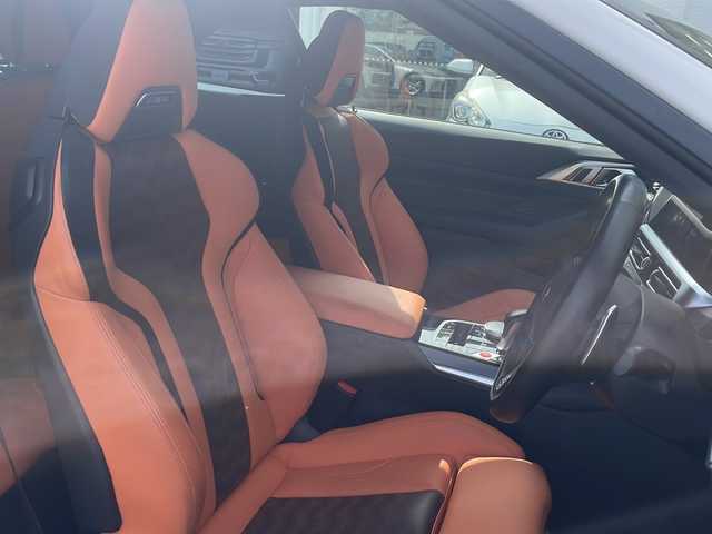 ＢＭＷ ＢＭＷ Ｍ４ カブリオレ コンペティション M xDrive 福岡県 2023(令5)年 1.6万km アルピンホワイトⅢ 禁煙車/新車ワンオーナー/純正10.25インチワイドナビディスプレイ/純正OPツートーンエクステンドメリノ革シート/純正OP5本ツインスポークアルミ/純正OPパーキングアシストプラス/harmankardonサウンドシステム/ドライビングアシストプロフェッショナル/　・高速渋滞ハンズオフアシスト・トラフィックサインアシスト/　・アクティブクルーズコントロール/　・ステアリング/レーンコントロールアシスト/　・レーンディパーチャーウォーニング　・レーンキーピングアシスト/　・クロストラフィックウォーニング・前車接近警告機能/　・後車衝突警告機能・衝突回避被害軽減ブレーキ/　・アクティブサイドコリジョン・エマージェンシーストップアシスト/Mコンパウンドブレーキシステム赤ブレーキキャリパー/フルセグTV走行中視聴可/Bluetooth/ストレージコンパートメントパッケージ/　・12V電源ソケット・USBタイプCソケット/　・シートバック収納・収納ネット・荷物固定用フック/デジタルメータディスプレイ/ヘッドアップディスプレイ/メモリーパワーシート/シートヒーター/保証書/取説/カードキー/スマートキー×２