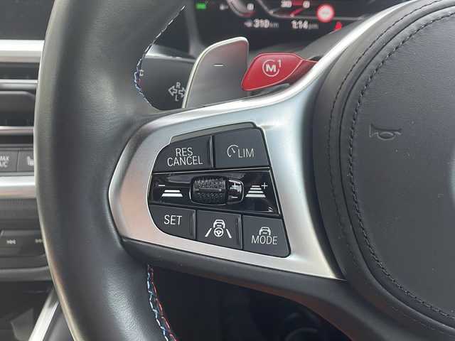 ＢＭＷ ＢＭＷ Ｍ４ カブリオレ コンペティション M xDrive 福岡県 2023(令5)年 1.6万km アルピンホワイトⅢ 禁煙車/新車ワンオーナー/純正10.25インチワイドナビディスプレイ/純正OPツートーンエクステンドメリノ革シート/純正OP5本ツインスポークアルミ/純正OPパーキングアシストプラス/harmankardonサウンドシステム/ドライビングアシストプロフェッショナル/　・高速渋滞ハンズオフアシスト・トラフィックサインアシスト/　・アクティブクルーズコントロール/　・ステアリング/レーンコントロールアシスト/　・レーンディパーチャーウォーニング　・レーンキーピングアシスト/　・クロストラフィックウォーニング・前車接近警告機能/　・後車衝突警告機能・衝突回避被害軽減ブレーキ/　・アクティブサイドコリジョン・エマージェンシーストップアシスト/Mコンパウンドブレーキシステム赤ブレーキキャリパー/フルセグTV走行中視聴可/Bluetooth/ストレージコンパートメントパッケージ/　・12V電源ソケット・USBタイプCソケット/　・シートバック収納・収納ネット・荷物固定用フック/デジタルメータディスプレイ/ヘッドアップディスプレイ/メモリーパワーシート/シートヒーター/保証書/取説/カードキー/スマートキー×２