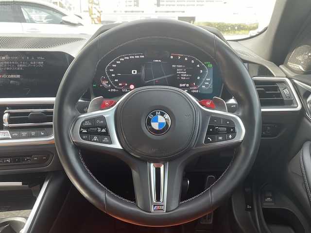 ＢＭＷ ＢＭＷ Ｍ４ カブリオレ コンペティション M xDrive 福岡県 2023(令5)年 1.6万km アルピンホワイトⅢ 禁煙車/新車ワンオーナー/純正10.25インチワイドナビディスプレイ/純正OPツートーンエクステンドメリノ革シート/純正OP5本ツインスポークアルミ/純正OPパーキングアシストプラス/harmankardonサウンドシステム/ドライビングアシストプロフェッショナル/　・高速渋滞ハンズオフアシスト・トラフィックサインアシスト/　・アクティブクルーズコントロール/　・ステアリング/レーンコントロールアシスト/　・レーンディパーチャーウォーニング　・レーンキーピングアシスト/　・クロストラフィックウォーニング・前車接近警告機能/　・後車衝突警告機能・衝突回避被害軽減ブレーキ/　・アクティブサイドコリジョン・エマージェンシーストップアシスト/Mコンパウンドブレーキシステム赤ブレーキキャリパー/フルセグTV走行中視聴可/Bluetooth/ストレージコンパートメントパッケージ/　・12V電源ソケット・USBタイプCソケット/　・シートバック収納・収納ネット・荷物固定用フック/デジタルメータディスプレイ/ヘッドアップディスプレイ/メモリーパワーシート/シートヒーター/保証書/取説/カードキー/スマートキー×２