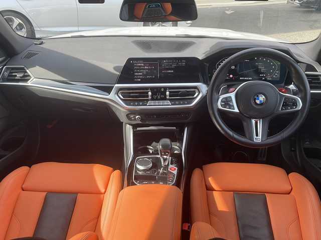 ＢＭＷ ＢＭＷ Ｍ４ カブリオレ コンペティション M xDrive 福岡県 2023(令5)年 1.6万km アルピンホワイトⅢ 禁煙車/新車ワンオーナー/純正10.25インチワイドナビディスプレイ/純正OPツートーンエクステンドメリノ革シート/純正OP5本ツインスポークアルミ/純正OPパーキングアシストプラス/harmankardonサウンドシステム/ドライビングアシストプロフェッショナル/　・高速渋滞ハンズオフアシスト・トラフィックサインアシスト/　・アクティブクルーズコントロール/　・ステアリング/レーンコントロールアシスト/　・レーンディパーチャーウォーニング　・レーンキーピングアシスト/　・クロストラフィックウォーニング・前車接近警告機能/　・後車衝突警告機能・衝突回避被害軽減ブレーキ/　・アクティブサイドコリジョン・エマージェンシーストップアシスト/Mコンパウンドブレーキシステム赤ブレーキキャリパー/フルセグTV走行中視聴可/Bluetooth/ストレージコンパートメントパッケージ/　・12V電源ソケット・USBタイプCソケット/　・シートバック収納・収納ネット・荷物固定用フック/デジタルメータディスプレイ/ヘッドアップディスプレイ/メモリーパワーシート/シートヒーター/保証書/取説/カードキー/スマートキー×２