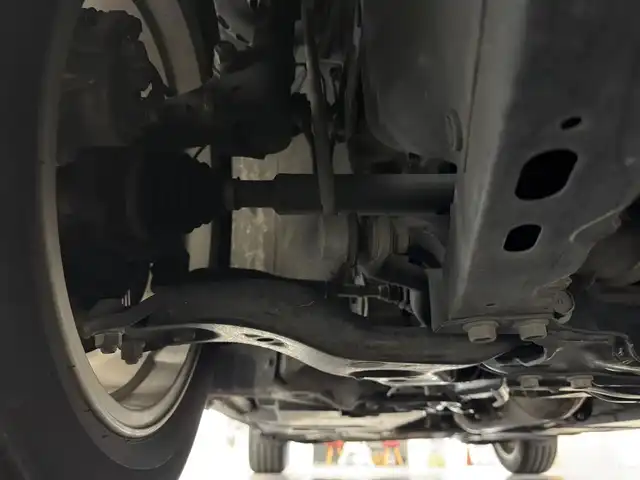 トヨタ オーリス 180G 三重県 2015(平27)年 5.6万km ホワイトパールクリスタルシャイン 1.8L ガソリン/FF/MTモード付フロアCVT（7速スポーツシーケンシャルシフトマチック）/純正 9インチナビ NSZT-Y64T/（AM/FM/CD/DVD/SD/SDREC/Bluetooth/TV）/バックガイドモニター/ドライブレコーダー 前方/ビルトイン ETC/Toyota Safety Sense/●プリクラッシュセーフティ［PCS］/●レーンディパーチャーアラート［LDA］/●オートマチックハイビーム［AHB］/●VSC&TRC（横滑り防止制御）/・【OP】SRS エアバッグ（運転席・助手席・サイド・カーテンシールド）/・ABS/など/装備/●ハーフレザーシート/●左右独立温度独立調整オートエアコン/●オートライト/●フロントフォグランプ/●ヘッドライトオートレベリング機能/●ステアリングスイッチ/●パドルシフト/●LEDクリアランスランプ/●プッシュスタート/●スマートキーx2/●純正 16inAW/など