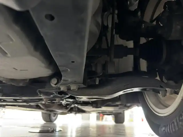 トヨタ オーリス 180G 三重県 2015(平27)年 5.6万km ホワイトパールクリスタルシャイン 1.8L ガソリン/FF/MTモード付フロアCVT（7速スポーツシーケンシャルシフトマチック）/純正 9インチナビ NSZT-Y64T/（AM/FM/CD/DVD/SD/SDREC/Bluetooth/TV）/バックガイドモニター/ドライブレコーダー 前方/ビルトイン ETC/Toyota Safety Sense/●プリクラッシュセーフティ［PCS］/●レーンディパーチャーアラート［LDA］/●オートマチックハイビーム［AHB］/●VSC&TRC（横滑り防止制御）/・【OP】SRS エアバッグ（運転席・助手席・サイド・カーテンシールド）/・ABS/など/装備/●ハーフレザーシート/●左右独立温度独立調整オートエアコン/●オートライト/●フロントフォグランプ/●ヘッドライトオートレベリング機能/●ステアリングスイッチ/●パドルシフト/●LEDクリアランスランプ/●プッシュスタート/●スマートキーx2/●純正 16inAW/など