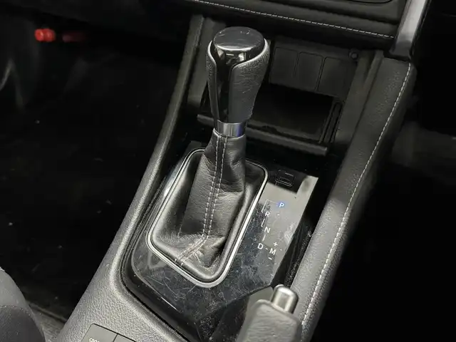 トヨタ オーリス 180G 三重県 2015(平27)年 5.6万km ホワイトパールクリスタルシャイン 1.8L ガソリン/FF/MTモード付フロアCVT（7速スポーツシーケンシャルシフトマチック）/純正 9インチナビ NSZT-Y64T/（AM/FM/CD/DVD/SD/SDREC/Bluetooth/TV）/バックガイドモニター/ドライブレコーダー 前方/ビルトイン ETC/Toyota Safety Sense/●プリクラッシュセーフティ［PCS］/●レーンディパーチャーアラート［LDA］/●オートマチックハイビーム［AHB］/●VSC&TRC（横滑り防止制御）/・【OP】SRS エアバッグ（運転席・助手席・サイド・カーテンシールド）/・ABS/など/装備/●ハーフレザーシート/●左右独立温度独立調整オートエアコン/●オートライト/●フロントフォグランプ/●ヘッドライトオートレベリング機能/●ステアリングスイッチ/●パドルシフト/●LEDクリアランスランプ/●プッシュスタート/●スマートキーx2/●純正 16inAW/など