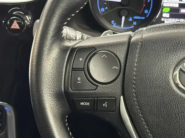 トヨタ オーリス 180G 三重県 2015(平27)年 5.6万km ホワイトパールクリスタルシャイン 1.8L ガソリン/FF/MTモード付フロアCVT（7速スポーツシーケンシャルシフトマチック）/純正 9インチナビ NSZT-Y64T/（AM/FM/CD/DVD/SD/SDREC/Bluetooth/TV）/バックガイドモニター/ドライブレコーダー 前方/ビルトイン ETC/Toyota Safety Sense/●プリクラッシュセーフティ［PCS］/●レーンディパーチャーアラート［LDA］/●オートマチックハイビーム［AHB］/●VSC&TRC（横滑り防止制御）/・【OP】SRS エアバッグ（運転席・助手席・サイド・カーテンシールド）/・ABS/など/装備/●ハーフレザーシート/●左右独立温度独立調整オートエアコン/●オートライト/●フロントフォグランプ/●ヘッドライトオートレベリング機能/●ステアリングスイッチ/●パドルシフト/●LEDクリアランスランプ/●プッシュスタート/●スマートキーx2/●純正 16inAW/など