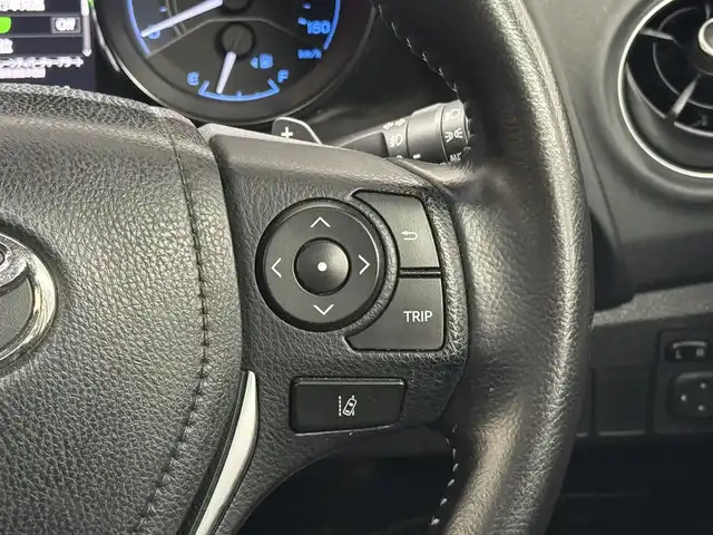 トヨタ オーリス 180G 三重県 2015(平27)年 5.6万km ホワイトパールクリスタルシャイン 1.8L ガソリン/FF/MTモード付フロアCVT（7速スポーツシーケンシャルシフトマチック）/純正 9インチナビ NSZT-Y64T/（AM/FM/CD/DVD/SD/SDREC/Bluetooth/TV）/バックガイドモニター/ドライブレコーダー 前方/ビルトイン ETC/Toyota Safety Sense/●プリクラッシュセーフティ［PCS］/●レーンディパーチャーアラート［LDA］/●オートマチックハイビーム［AHB］/●VSC&TRC（横滑り防止制御）/・【OP】SRS エアバッグ（運転席・助手席・サイド・カーテンシールド）/・ABS/など/装備/●ハーフレザーシート/●左右独立温度独立調整オートエアコン/●オートライト/●フロントフォグランプ/●ヘッドライトオートレベリング機能/●ステアリングスイッチ/●パドルシフト/●LEDクリアランスランプ/●プッシュスタート/●スマートキーx2/●純正 16inAW/など
