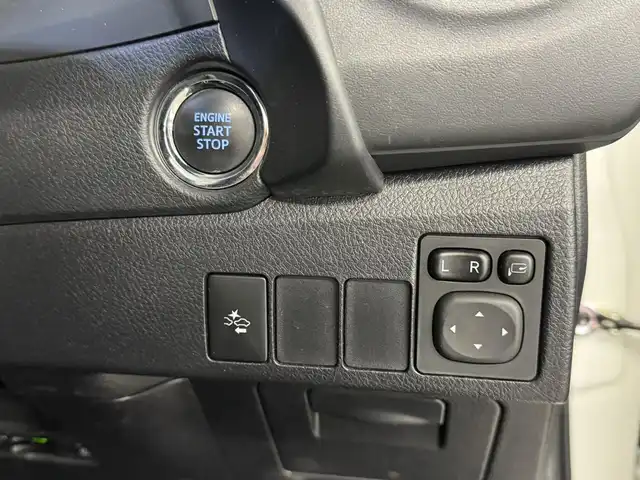 トヨタ オーリス 180G 三重県 2015(平27)年 5.6万km ホワイトパールクリスタルシャイン 1.8L ガソリン/FF/MTモード付フロアCVT（7速スポーツシーケンシャルシフトマチック）/純正 9インチナビ NSZT-Y64T/（AM/FM/CD/DVD/SD/SDREC/Bluetooth/TV）/バックガイドモニター/ドライブレコーダー 前方/ビルトイン ETC/Toyota Safety Sense/●プリクラッシュセーフティ［PCS］/●レーンディパーチャーアラート［LDA］/●オートマチックハイビーム［AHB］/●VSC&TRC（横滑り防止制御）/・【OP】SRS エアバッグ（運転席・助手席・サイド・カーテンシールド）/・ABS/など/装備/●ハーフレザーシート/●左右独立温度独立調整オートエアコン/●オートライト/●フロントフォグランプ/●ヘッドライトオートレベリング機能/●ステアリングスイッチ/●パドルシフト/●LEDクリアランスランプ/●プッシュスタート/●スマートキーx2/●純正 16inAW/など