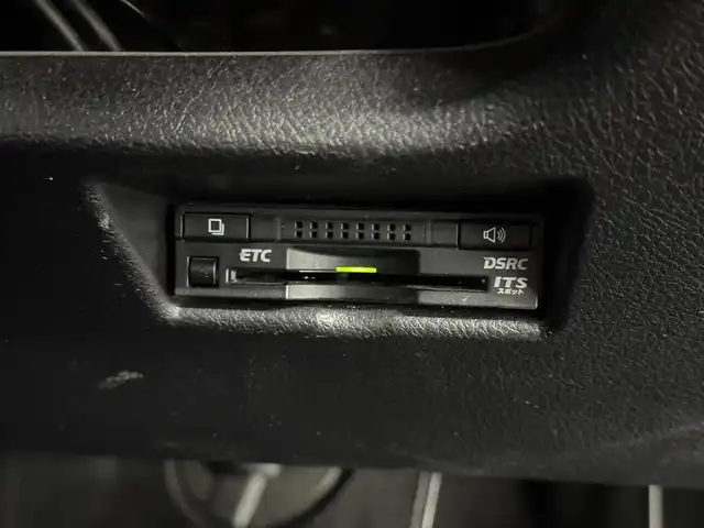 トヨタ オーリス 180G 三重県 2015(平27)年 5.6万km ホワイトパールクリスタルシャイン 1.8L ガソリン/FF/MTモード付フロアCVT（7速スポーツシーケンシャルシフトマチック）/純正 9インチナビ NSZT-Y64T/（AM/FM/CD/DVD/SD/SDREC/Bluetooth/TV）/バックガイドモニター/ドライブレコーダー 前方/ビルトイン ETC/Toyota Safety Sense/●プリクラッシュセーフティ［PCS］/●レーンディパーチャーアラート［LDA］/●オートマチックハイビーム［AHB］/●VSC&TRC（横滑り防止制御）/・【OP】SRS エアバッグ（運転席・助手席・サイド・カーテンシールド）/・ABS/など/装備/●ハーフレザーシート/●左右独立温度独立調整オートエアコン/●オートライト/●フロントフォグランプ/●ヘッドライトオートレベリング機能/●ステアリングスイッチ/●パドルシフト/●LEDクリアランスランプ/●プッシュスタート/●スマートキーx2/●純正 16inAW/など