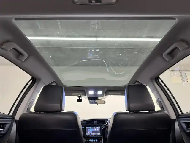 トヨタ オーリス 180G 三重県 2015(平27)年 5.6万km ホワイトパールクリスタルシャイン 1.8L ガソリン/FF/MTモード付フロアCVT（7速スポーツシーケンシャルシフトマチック）/純正 9インチナビ NSZT-Y64T/（AM/FM/CD/DVD/SD/SDREC/Bluetooth/TV）/バックガイドモニター/ドライブレコーダー 前方/ビルトイン ETC/Toyota Safety Sense/●プリクラッシュセーフティ［PCS］/●レーンディパーチャーアラート［LDA］/●オートマチックハイビーム［AHB］/●VSC&TRC（横滑り防止制御）/・【OP】SRS エアバッグ（運転席・助手席・サイド・カーテンシールド）/・ABS/など/装備/●ハーフレザーシート/●左右独立温度独立調整オートエアコン/●オートライト/●フロントフォグランプ/●ヘッドライトオートレベリング機能/●ステアリングスイッチ/●パドルシフト/●LEDクリアランスランプ/●プッシュスタート/●スマートキーx2/●純正 16inAW/など