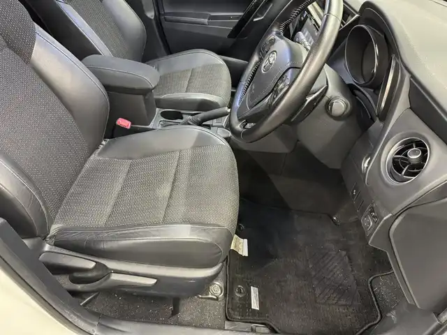 トヨタ オーリス 180G 三重県 2015(平27)年 5.6万km ホワイトパールクリスタルシャイン 1.8L ガソリン/FF/MTモード付フロアCVT（7速スポーツシーケンシャルシフトマチック）/純正 9インチナビ NSZT-Y64T/（AM/FM/CD/DVD/SD/SDREC/Bluetooth/TV）/バックガイドモニター/ドライブレコーダー 前方/ビルトイン ETC/Toyota Safety Sense/●プリクラッシュセーフティ［PCS］/●レーンディパーチャーアラート［LDA］/●オートマチックハイビーム［AHB］/●VSC&TRC（横滑り防止制御）/・【OP】SRS エアバッグ（運転席・助手席・サイド・カーテンシールド）/・ABS/など/装備/●ハーフレザーシート/●左右独立温度独立調整オートエアコン/●オートライト/●フロントフォグランプ/●ヘッドライトオートレベリング機能/●ステアリングスイッチ/●パドルシフト/●LEDクリアランスランプ/●プッシュスタート/●スマートキーx2/●純正 16inAW/など