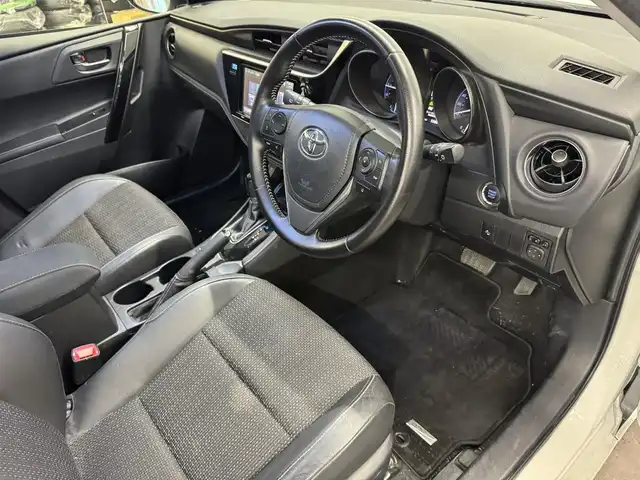 トヨタ オーリス 180G 三重県 2015(平27)年 5.6万km ホワイトパールクリスタルシャイン 1.8L ガソリン/FF/MTモード付フロアCVT（7速スポーツシーケンシャルシフトマチック）/純正 9インチナビ NSZT-Y64T/（AM/FM/CD/DVD/SD/SDREC/Bluetooth/TV）/バックガイドモニター/ドライブレコーダー 前方/ビルトイン ETC/Toyota Safety Sense/●プリクラッシュセーフティ［PCS］/●レーンディパーチャーアラート［LDA］/●オートマチックハイビーム［AHB］/●VSC&TRC（横滑り防止制御）/・【OP】SRS エアバッグ（運転席・助手席・サイド・カーテンシールド）/・ABS/など/装備/●ハーフレザーシート/●左右独立温度独立調整オートエアコン/●オートライト/●フロントフォグランプ/●ヘッドライトオートレベリング機能/●ステアリングスイッチ/●パドルシフト/●LEDクリアランスランプ/●プッシュスタート/●スマートキーx2/●純正 16inAW/など