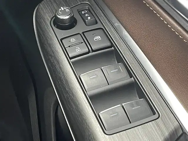 トヨタ ハリアー Z レザーパッケージ 茨城県 2024(令6)年 0.8万km プラチナホワイトパールマイカ 純正12.3型ナビ/全周囲カメラ/フルセグ/モデリスタエアロ/HUD/衝突被害軽減ブレーキ/車線逸脱抑制装置/レーダークルーズコントロール/オートマチックハイビーム/クリアランスソナー/BSM/ETC2.0/デジタルインナーミラー（ドラレコ機能）/黒革シート/シートヒーター/ベンチレーション/ステアリングヒーター/純正19インチAW/LEDヘッドライト/スマートキー