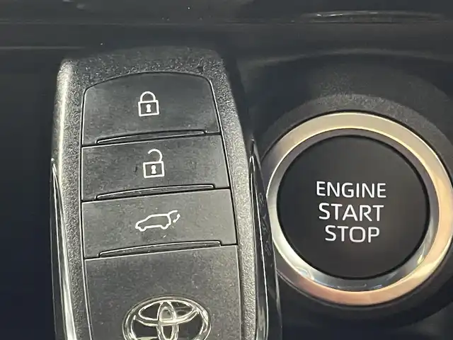 トヨタ ハリアー Z レザーパッケージ 茨城県 2024(令6)年 0.8万km プラチナホワイトパールマイカ 純正12.3型ナビ/全周囲カメラ/フルセグ/モデリスタエアロ/HUD/衝突被害軽減ブレーキ/車線逸脱抑制装置/レーダークルーズコントロール/オートマチックハイビーム/クリアランスソナー/BSM/ETC2.0/デジタルインナーミラー（ドラレコ機能）/黒革シート/シートヒーター/ベンチレーション/ステアリングヒーター/純正19インチAW/LEDヘッドライト/スマートキー