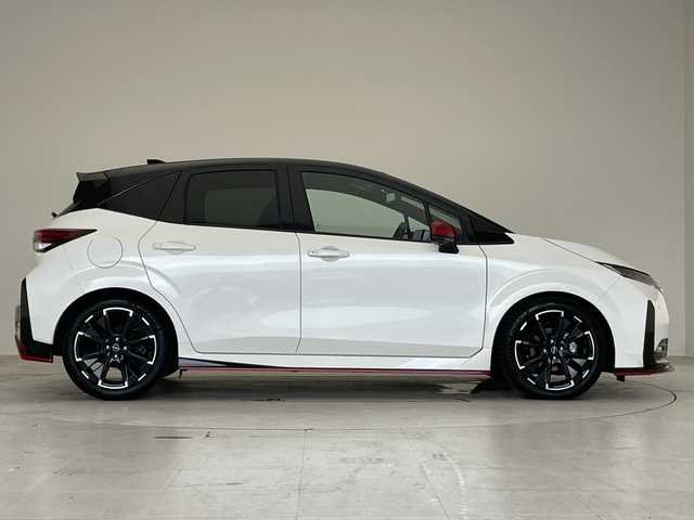 日産 オーラ ニスモ 愛知県 2022(令4)年 1.7万km ピュアホワイトパール / スーパーブラック 2トーン プロパイロット/NISUMOエアロ/四眼LEDヘッドライト/全方位カメラ/純正9型ディズプレイオーディオナビ/バックカメラ/コーナーセンサー/純正アルミホイール/ETC/ブラインドスポットモニター/インテリジェントミラー/オートマチックハイビーム/ワイヤレス充電器/ステアリングスイッチ/スマートキー/プッシュスタート