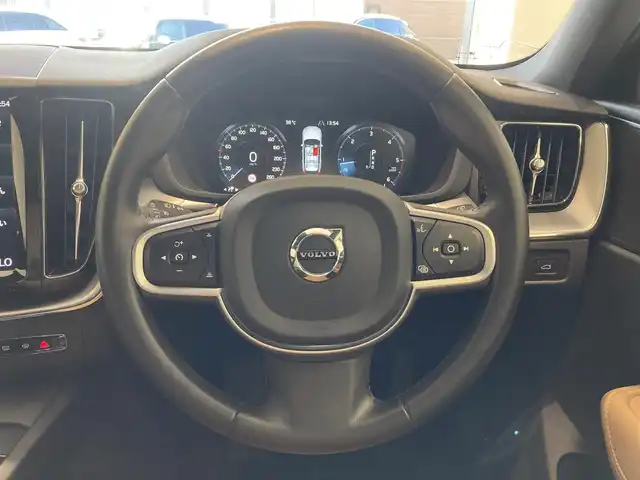 ボルボ ＸＣ６０ D4 AWD モーメンタム 熊本県 2020(令2)年 5.3万km グレー ブラウンフルレザーシート/シートヒーター/パワーシート/純正ナビ/Bluetooth/AppleCarPlay/androidauto/USB/360°カメラ/コーナーセンサー/フルセグテレビ/自動トランクオープナー/オートホールド/アダプティブクルーズコントロール/ブラインドスポットモニター/レーンキープアシスト/LEDヘッドライト/LEDフォグライト/ハイビームアシストシステム/ロードサインインフォ/クロストラフィックアラート/衝突回避/【D4AWDモメンタム / パイングレー】