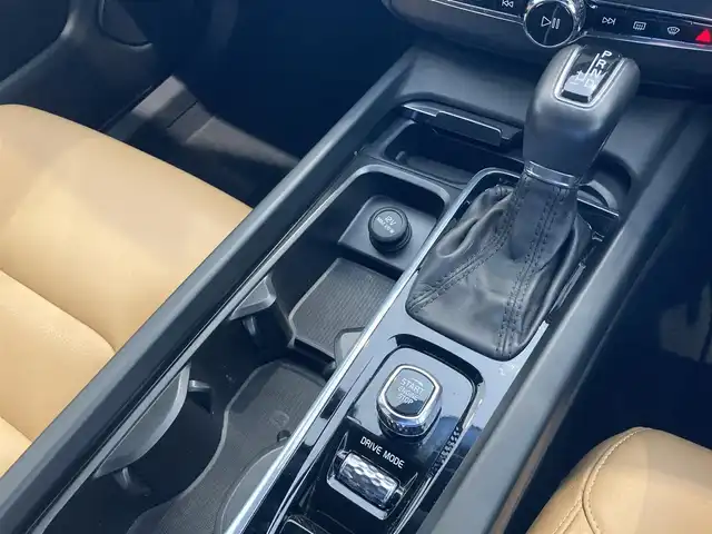 ボルボ ＸＣ６０ D4 AWD モーメンタム 熊本県 2020(令2)年 5.3万km グレー ブラウンフルレザーシート/シートヒーター/パワーシート/純正ナビ/Bluetooth/AppleCarPlay/androidauto/USB/360°カメラ/コーナーセンサー/フルセグテレビ/自動トランクオープナー/オートホールド/アダプティブクルーズコントロール/ブラインドスポットモニター/レーンキープアシスト/LEDヘッドライト/LEDフォグライト/ハイビームアシストシステム/ロードサインインフォ/クロストラフィックアラート/衝突回避/【D4AWDモメンタム / パイングレー】
