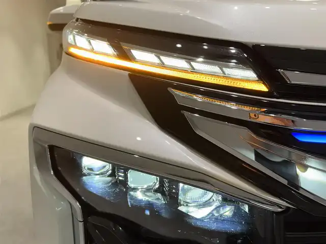 トヨタ ヴォクシー ハイブリッド S－Z 宮城県 2023(令5)年 6.5万km ホワイトパールクリスタルシャイン モデリスタシグネチャーイルミグリル/トヨタセーフティセンス/・プリクラッシュセーフティ/・レーンディパーチャーアラート/・プロアクティブドライビングアシスト/・パーキングサポートブレーキ/・クリアランスソナー/・ロードサインアシスト/・レーダークルーズコントロール/純正10.5インチディスプレイ/・ナビ/フルセグTV/BT/CD/DVD/HDMI/・バックカメラ/・ETC2.0/純正14型有機EL後席ディスプレイ/パワーバックドア/両側パワースライドドア/電子パーキング/・オートホールド/AC100V/革巻きステアリング/・ステアリングリモコン/・ステアリングヒーター/ハーフレザーシート/・シートヒーター(運転席/助手席/後席)/・オットマン/プッシュスタート/・スマートキー/・スペアキー/3眼LEDヘッドライト/・オートライト/・オートマチックハイビーム/電動格納ミラー/純正フロアマット/ドアバイザー