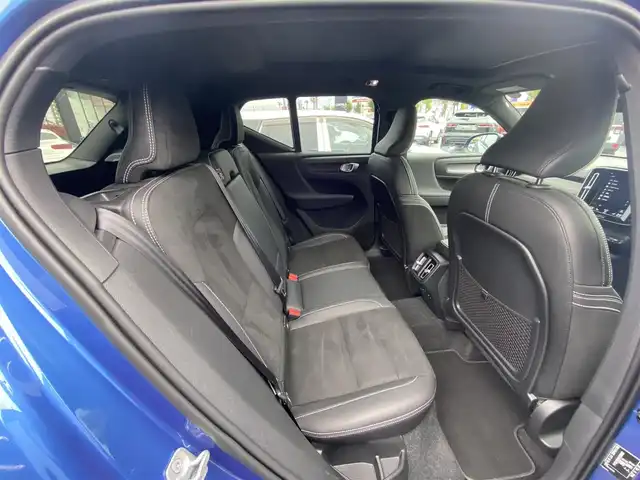 ボルボ ＸＣ４０ B4 AWD Rデザイン 福岡県 2021(令3)年 1万km 青Ｍ ・サンルーフ/・アダプティブクルーズコントロール/・純正ナビ/BT/USB/carplay/・全方位カメラ/・ハーフレザーシート/シートヒーター/・ドライブレコーダー/・フルセグ/・ETC/・純正19AW/・LEDライト/・ステアリングヒーター/・純正カラーバースティングブルーメタリック(７２０)