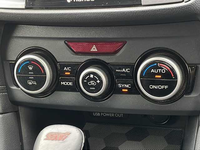 スバル インプレッサ スポーツ 2．0i－S アイサイト 山形県 2017(平29)年 4.9万km アイスシルバーメタリック 禁煙車/アイサイトver3/・プリクラッシュブレーキ（自動ブレーキ）/・レーンキープアシスト/・全車速追従機能付クルーズコントロール/・AT誤発進抑制制御/・後退時ブレーキアシスト/・アクティブレーンキープ/STi18インチアルミホイール/STiルーフスポイラー/STiマフラー/純正ナビ(CD.DVD.SD.BT.USB)/バックカメラ/フルセグ/パドルシフト/ブラインドスポットモニター/ステアリング連動ヘッドランプ/アイドリングストップ/LEDヘッドライト/電動パーキングブレーキ/プッシュスタート/スマートキーｘ２