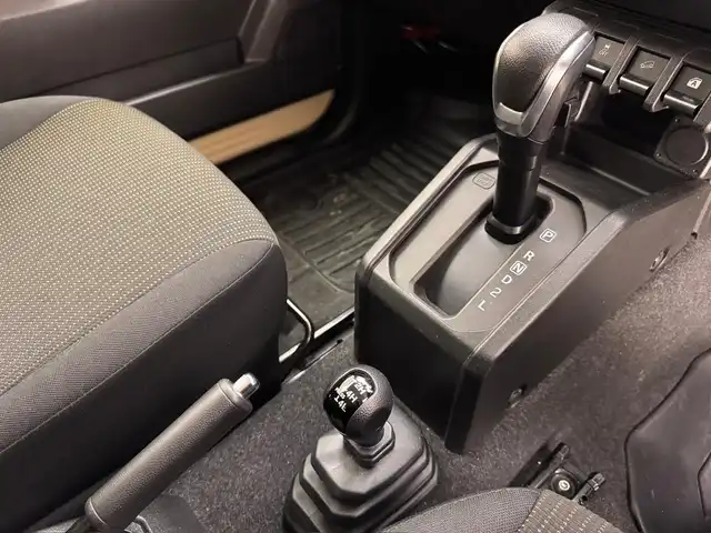 スズキ ジムニー シエラ JC 兵庫県 2019(平31)年 8.6万km シフォンアイボリーM 社外メモリナビ/（CD、DVD、SD、BT、フルセグTV）/ビルトインETC/前方ドライブレコーダー/4WD/シートヒーター/LKA/PCS/クルーズコントロール/バックカメラ/純正15インチアルミホイール/4WD/トランスファー/LEDヘッドライト/フォグライト/社外フロアマット/スマートキー×2本