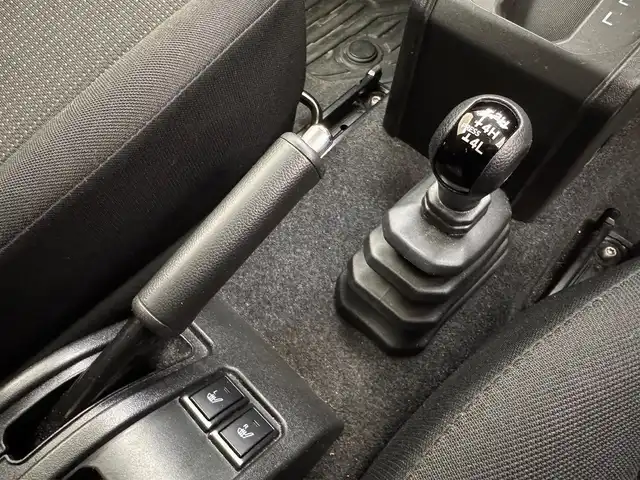 スズキ ジムニー シエラ JC 兵庫県 2019(平31)年 8.6万km シフォンアイボリーM 社外メモリナビ/（CD、DVD、SD、BT、フルセグTV）/ビルトインETC/前方ドライブレコーダー/4WD/シートヒーター/LKA/PCS/クルーズコントロール/バックカメラ/純正15インチアルミホイール/4WD/トランスファー/LEDヘッドライト/フォグライト/社外フロアマット/スマートキー×2本