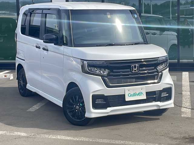 ホンダ Ｎ ＢＯＸ カスタム L スタイル+ブラック 道東・釧路十勝 2022(令4)年 1.1万km プラチナホワイトパール ・4WD/・純正SDナビ/（iPod・フルセグ・BT・HDMI.・SMARTUSEN・CD・DVD）/・バックカメラ/・両側パワースライドドア/・追従式クルーズコントロール/・スマートキー/・プッシュスタート/・車線逸脱警報/・LEDヘッドライト/・オートマチックハイビーム/・オートライト/・リアパーキングセンサー/・横滑り防止システム/・前席シートヒーター/・ミラーヒーター/・革巻きステアリング/・ステアリングスイッチ/・電格ウィンカーミラー/・ドアバイザー