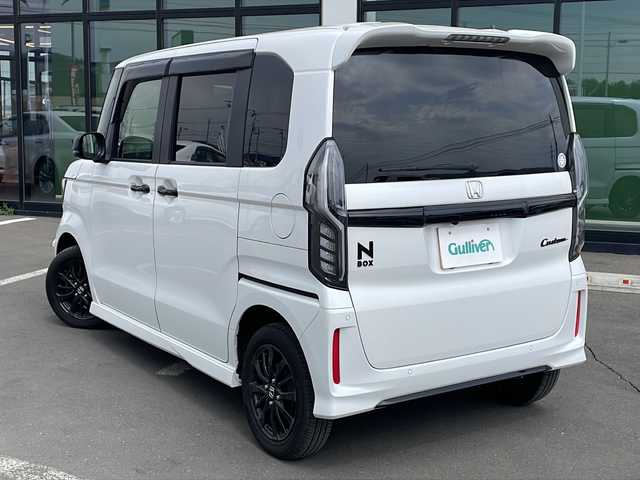 ホンダ Ｎ ＢＯＸ カスタム L スタイル+ブラック 道東・釧路十勝 2022(令4)年 1.1万km プラチナホワイトパール ・4WD/・純正SDナビ/（iPod・フルセグ・BT・HDMI.・SMARTUSEN・CD・DVD）/・バックカメラ/・両側パワースライドドア/・追従式クルーズコントロール/・スマートキー/・プッシュスタート/・車線逸脱警報/・LEDヘッドライト/・オートマチックハイビーム/・オートライト/・リアパーキングセンサー/・横滑り防止システム/・前席シートヒーター/・ミラーヒーター/・革巻きステアリング/・ステアリングスイッチ/・電格ウィンカーミラー/・ドアバイザー