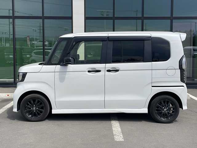 ホンダ Ｎ ＢＯＸ カスタム L スタイル+ブラック 道東・釧路十勝 2022(令4)年 1.1万km プラチナホワイトパール ・4WD/・純正SDナビ/（iPod・フルセグ・BT・HDMI.・SMARTUSEN・CD・DVD）/・バックカメラ/・両側パワースライドドア/・追従式クルーズコントロール/・スマートキー/・プッシュスタート/・車線逸脱警報/・LEDヘッドライト/・オートマチックハイビーム/・オートライト/・リアパーキングセンサー/・横滑り防止システム/・前席シートヒーター/・ミラーヒーター/・革巻きステアリング/・ステアリングスイッチ/・電格ウィンカーミラー/・ドアバイザー