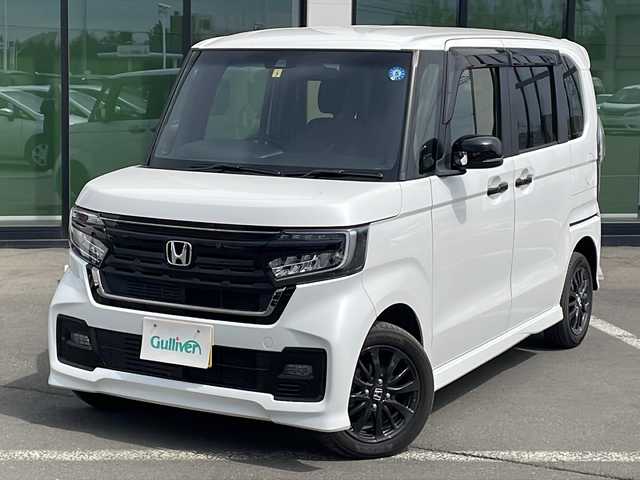 ホンダ Ｎ ＢＯＸ カスタム L スタイル+ブラック 道東・釧路十勝 2022(令4)年 1.1万km プラチナホワイトパール ・4WD/・純正SDナビ/（iPod・フルセグ・BT・HDMI.・SMARTUSEN・CD・DVD）/・バックカメラ/・両側パワースライドドア/・追従式クルーズコントロール/・スマートキー/・プッシュスタート/・車線逸脱警報/・LEDヘッドライト/・オートマチックハイビーム/・オートライト/・リアパーキングセンサー/・横滑り防止システム/・前席シートヒーター/・ミラーヒーター/・革巻きステアリング/・ステアリングスイッチ/・電格ウィンカーミラー/・ドアバイザー