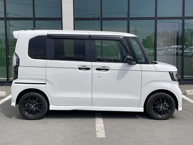 ホンダ Ｎ ＢＯＸ カスタム L スタイル+ブラック 道東・釧路十勝 2022(令4)年 1.1万km プラチナホワイトパール ・4WD/・純正SDナビ/（iPod・フルセグ・BT・HDMI.・SMARTUSEN・CD・DVD）/・バックカメラ/・両側パワースライドドア/・追従式クルーズコントロール/・スマートキー/・プッシュスタート/・車線逸脱警報/・LEDヘッドライト/・オートマチックハイビーム/・オートライト/・リアパーキングセンサー/・横滑り防止システム/・前席シートヒーター/・ミラーヒーター/・革巻きステアリング/・ステアリングスイッチ/・電格ウィンカーミラー/・ドアバイザー