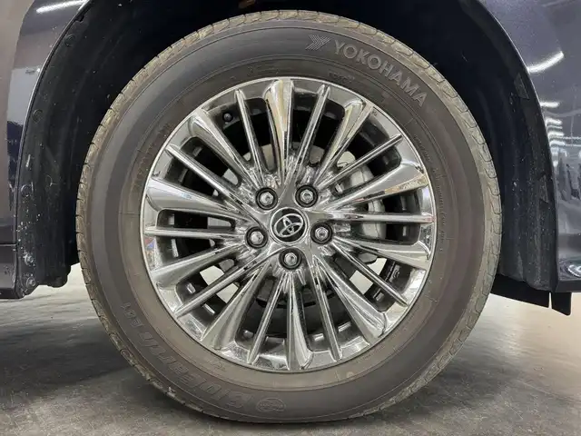 トヨタ アルファードハイブリット エグゼクティブ ラウンジ S 愛知県 2018(平30)年 0.7万km スパークリングブラックパールクリスタルシャイン ハイブリッド/E-Four（4WD）/MTモード付インパネCVT/純正 9.2型ナビ/（AM/FM/CD/DVD/Blu-ray/SDREC/SD/USB/Bluetooth/VTR/AUX/TV/後席モニター操作）/12.1型 後席モニター/パノラミックビューモニター/両側パワースライドドア/ビルトインETC2.0/Toyota Safety Sense/●プリクラッシュセーフティ/●レーントレーシングアシスト/●レーダークルーズ（全車速追従機能付）/●ロードサインアシスト/●アダプティブハイビームシステム/・先行車発進告知/・ブラインドスポットモニター＆リヤクロストラフィックアラート/・インテリジェントクリアランスソナー（PKSB）/・【OP】ITS Connect/装備/・【OP】ツインムーンルーフ/・白革シート/・シートヒーター＆ベンチレーション（D/N/2nd）/・エグゼクティブラウンジシート（D8way/N.2nd8way＋伸縮オットマン）（D.N.2ndメモリー機能付）/・デジタルインナーミラー/・AC100Vコンセントx5（1500W）/・パワーバックドア/・左右独立オートエアコン（前席）＋後席オートエアコン/・オートワイパー/・ステアリングスイッチ/・保/取/・純正17inAW/・予備キーx1