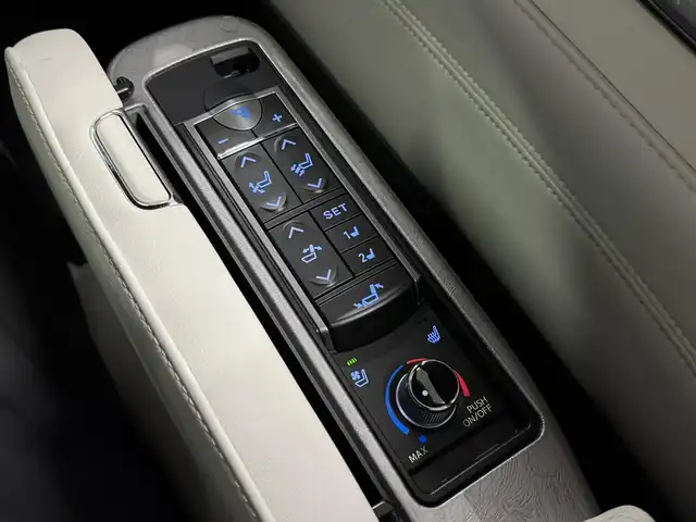 トヨタ アルファードハイブリット エグゼクティブ ラウンジ S 愛知県 2018(平30)年 0.7万km スパークリングブラックパールクリスタルシャイン ハイブリッド/E-Four（4WD）/MTモード付インパネCVT/純正 9.2型ナビ/（AM/FM/CD/DVD/Blu-ray/SDREC/SD/USB/Bluetooth/VTR/AUX/TV/後席モニター操作）/12.1型 後席モニター/パノラミックビューモニター/両側パワースライドドア/ビルトインETC2.0/Toyota Safety Sense/●プリクラッシュセーフティ/●レーントレーシングアシスト/●レーダークルーズ（全車速追従機能付）/●ロードサインアシスト/●アダプティブハイビームシステム/・先行車発進告知/・ブラインドスポットモニター＆リヤクロストラフィックアラート/・インテリジェントクリアランスソナー（PKSB）/・【OP】ITS Connect/装備/・【OP】ツインムーンルーフ/・白革シート/・シートヒーター＆ベンチレーション（D/N/2nd）/・エグゼクティブラウンジシート（D8way/N.2nd8way＋伸縮オットマン）（D.N.2ndメモリー機能付）/・デジタルインナーミラー/・AC100Vコンセントx5（1500W）/・パワーバックドア/・左右独立オートエアコン（前席）＋後席オートエアコン/・オートワイパー/・ステアリングスイッチ/・保/取/・純正17inAW/・予備キーx1