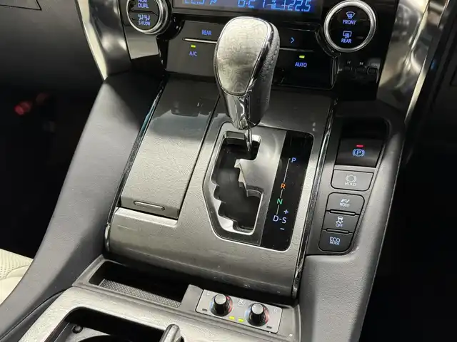 トヨタ アルファードハイブリット エグゼクティブ ラウンジ S 愛知県 2018(平30)年 0.7万km スパークリングブラックパールクリスタルシャイン ハイブリッド/E-Four（4WD）/MTモード付インパネCVT/純正 9.2型ナビ/（AM/FM/CD/DVD/Blu-ray/SDREC/SD/USB/Bluetooth/VTR/AUX/TV/後席モニター操作）/12.1型 後席モニター/パノラミックビューモニター/両側パワースライドドア/ビルトインETC2.0/Toyota Safety Sense/●プリクラッシュセーフティ/●レーントレーシングアシスト/●レーダークルーズ（全車速追従機能付）/●ロードサインアシスト/●アダプティブハイビームシステム/・先行車発進告知/・ブラインドスポットモニター＆リヤクロストラフィックアラート/・インテリジェントクリアランスソナー（PKSB）/・【OP】ITS Connect/装備/・【OP】ツインムーンルーフ/・白革シート/・シートヒーター＆ベンチレーション（D/N/2nd）/・エグゼクティブラウンジシート（D8way/N.2nd8way＋伸縮オットマン）（D.N.2ndメモリー機能付）/・デジタルインナーミラー/・AC100Vコンセントx5（1500W）/・パワーバックドア/・左右独立オートエアコン（前席）＋後席オートエアコン/・オートワイパー/・ステアリングスイッチ/・保/取/・純正17inAW/・予備キーx1