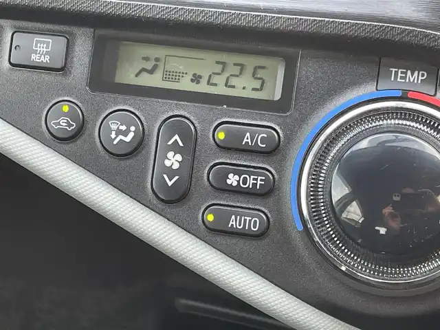 トヨタ アクア S 長野県 2014(平26)年 9.4万km ブラックマイカ (株)IDOMが運営する【じしゃロン長野店】の自社ローン専用車両になります。こちらは現金またはオートローンご利用時の価格です。自社ローンご希望の方は別途その旨お申付け下さい　/純正ＳＤナビ/（Ｂｌｕｅｔｏｏｔｈ接続/ＣＤ/ＤＶＤ/ミュージックサーバー）/ＥＴＣ/社外１５インチアルミホイール