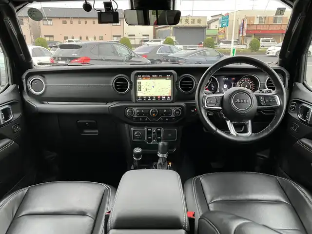 クライスラー・ジープ ジープ ラングラー アンリミテッド サハラ 三重県 2023(令5)年 1.5万km 黒 ♪走行14427km/♪車検 令和8年7月30日迄/♪4WD/ターボ/自動緊急ブレーキ/ブラインドスポット警告/オートディムハイビーム/アダプディブクルーズコントロール/コーナーセンサー/ヒルスタートアシスト/黒革シート/前席シートヒーター/ステアリングヒーター/スマートキー×2/プッシュスタート/純正メーカーナビ/・USB・AUX ・DTV/・Bluetoothオーディオ/・Apple Car Play/・バック/フロントカメラ/前後ドライブレコーダー/純正18インチAW/LEDヘッドライト/LEDフォグライト/リアフォグライト/オートライト/ウィンカーミラー/背面タイヤ/アイドリングストップ/AC115V/革巻ステアリング/プライバシーガラス/フロアマット/ETC2.0/サイドエアバック